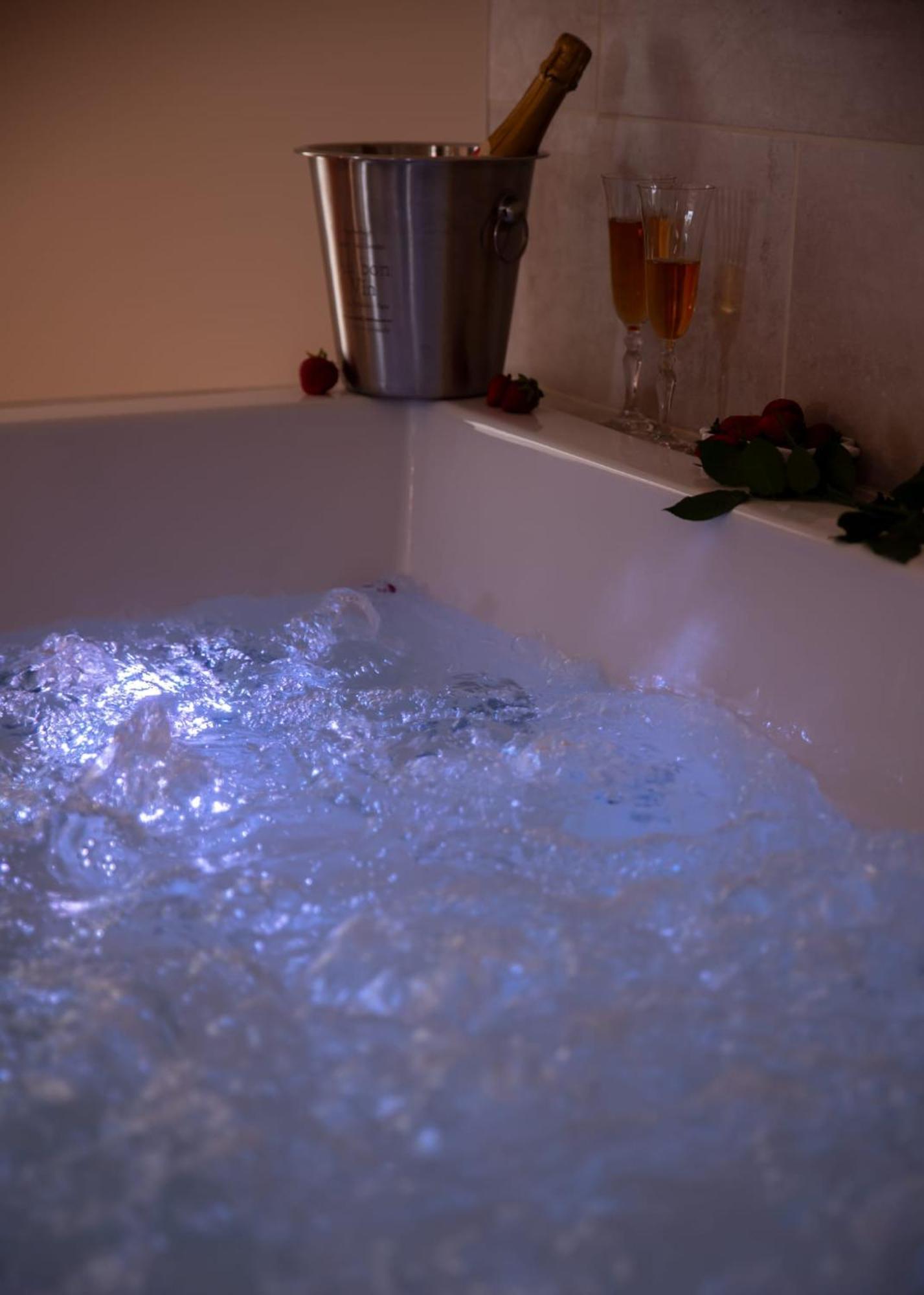 Le Mas Aux Amoureux , Suite Romantique Et Spa Le Barcares Bagian luar foto
